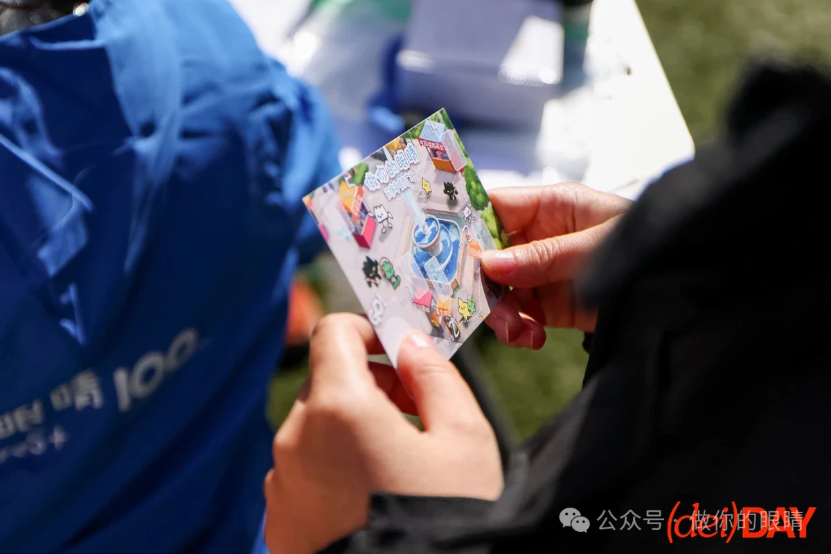 参与者手执无障碍喷泉广场打卡图片,期待闯关 Participants Holding Pictures from the Accessible Fountain Square, Looking Forward to the Next Challenge 参与者手执无障碍喷泉广场打卡图片,期待闯关 Participants Holding Pictures from the Accessible Fountain Square, Looking Forward to the Next Challenge